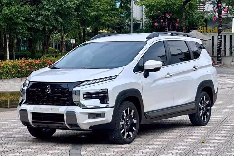 Mitsubishi Xpander: 1.083 xe ﻿Mitsubishi Xpander đứng thứ tư với 1.083 xe, tăng nhẹ 32 xe so với tháng 6. Dù phải cạnh tranh với nhiều mẫu MPV mới, Xpander vẫn duy trì doanh số nhờ thiết kế, trang bị và các chương trình ưu đãi từ nhà sản xuất, nhà phân phối. Tại Việt Nam, Xpander có cả phiên bản lắp ráp trong nước và nhập khẩu từ Indonesia. Giá bán hiện dao động từ 560 - 703 triệu đồng.