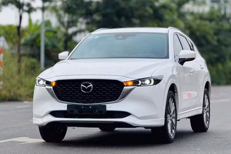 Mazda CX-5: 1.229 xe ﻿Đứng thứ hai là Mazda CX-5 với 1.229 xe, tăng 85 xe so với tháng 6. Mẫu SUV cỡ C tiếp tục duy trì doanh số ổn định nhờ thiết kế, trang bị và công nghệ. Toàn bộ các phiên bản CX-5 hiện được THACO AUTO lắp ráp, phân phối tại Việt Nam với giá từ 749 - 979 triệu đồng.