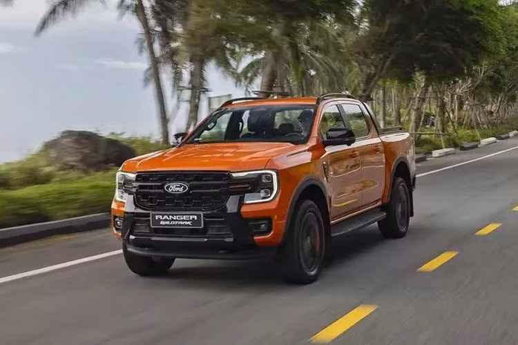 Ford Ranger: 973 xe ﻿Ford Ranger bán được 973 xe trong tháng 7, tăng 121 xe so với tháng trước nhưng chỉ đứng thứ tám trong bảng xếp hạng. Mẫu bán tải tiếp tục duy trì vị thế tại phân khúc nhờ thiết kế, khả năng vận hành và danh mục phiên bản đa dạng. Ranger hiện có giá từ 715 triệu đến 1,039 tỷ đồng tùy phiên bản, trong khi Ranger Raptor có giá từ 1,448 tỷ đồng.