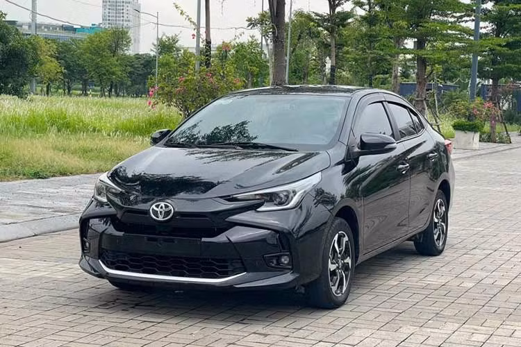 Toyota Vios: 968 xe ﻿Toyota Vios trở lại top 10 sau hai tháng vắng mặt. Mẫu sedan hạng B đạt doanh số 968 xe trong tháng 7, tăng tới 532 xe so với tháng trước. Các chương trình ưu đãi, trong đó có hỗ trợ 100% lệ phí trước bạ, góp phần thúc đẩy sức mua đối với Vios. Mẫu xe hiện được Toyota Việt Nam lắp ráp trong nước với giá từ 458 - 545 triệu đồng.