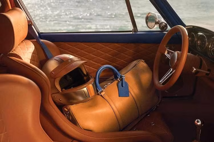 Các nghệ nhân của Louis Vuitton đã lựa chọn chất liệu da cho ghế ngồi, trong khi nhóm của Singer thực hiện nội thất bọc da. Viền tay nắm cửa sử dụng kỹ thuật nhuộm viền tương tự như trên các túi xách Louis Vuitton, với đường chỉ khâu màu vàng xuyên suốt. Họa tiết dập nổi hình kim cương trên ghế ngồi, viền cốp trước và khoang động cơ phía sau gợi nhớ đến họa tiết “malletage” Louis Vuitton...