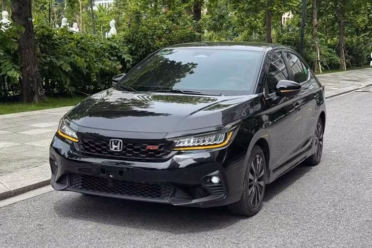 Honda City: 1.034 xe ﻿Kết thúc tháng 7, Honda City có doanh số đạt 1.034 xe, tăng 122 xe so với tháng 6. Đây là tháng thứ hai liên tiếp mẫu sedan hạng B góp mặt trong danh sách 10 xe động cơ đốt trong bán chạy nhất. Honda City hiện có ba phiên bản, giá từ 499 - 569 triệu đồng. Các chương trình hỗ trợ và ưu đãi từ Honda được xem là một trong những yếu tố góp phần cải thiện doanh số của xe trong tháng qua.