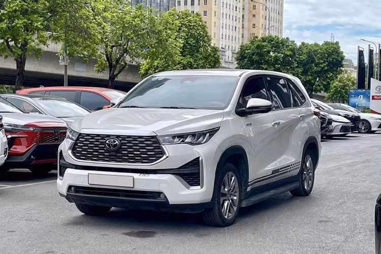 Toyota Innova Cross: 1.046 xe Toyota Innova Cross đứng thứ năm với 1.046 xe bán ra trong tháng 7. Kết quả này giảm đáng kể so với tháng trước. Mẫu MPV của Toyota tiếp tục được khách hàng quan tâm nhờ không gian nội thất rộng, hệ truyền động đa dạng và có phiên bản hybrid. Innova Cross hiện được phân phối với ba phiên bản, giá từ 730 - 960 triệu đồng. ﻿