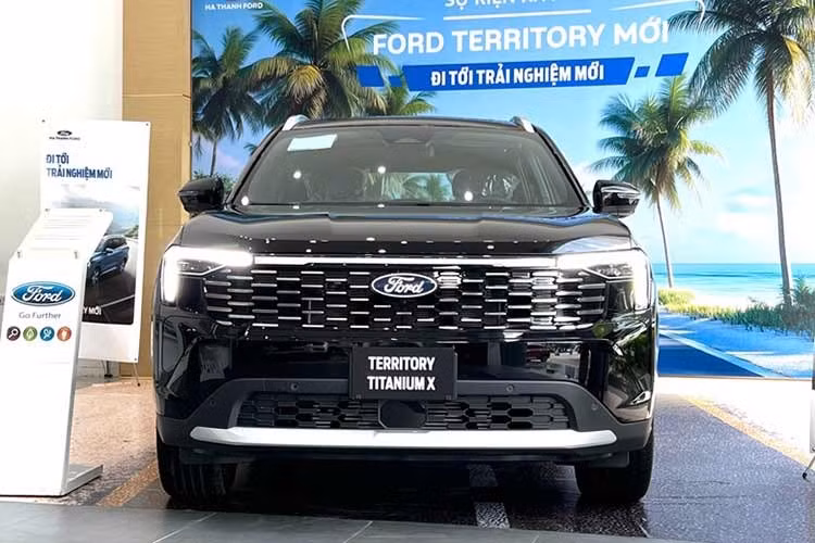 Ford Territory: 980 xe ﻿Ford Territory đứng thứ bảy với 980 xe, tăng 196 xe so với tháng trước. Đây là mẫu xe Ford có doanh số cao nhất trong tháng 7/2026. Phiên bản nâng cấp với những thay đổi về thiết kế và trang bị giúp Territory tiếp tục duy trì sức hút trong phân khúc crossover cỡ C. Mẫu xe hiện có ba phiên bản tại Việt Nam, giá từ 762 - 896 triệu đồng.