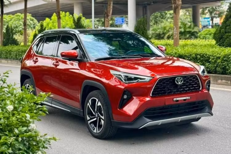 Toyota Yaris Cross: 1.781 xe ﻿Toyota Yaris Cross bất ngờ dẫn đầu danh sách với 1.781 xe bán ra trong tháng 7/2026, tăng 551 xe so với tháng trước. Kết quả này giúp mẫu SUV cỡ B lấy lại vị trí cao nhất trong nhóm ôtô sử dụng động cơ đốt trong. Yaris Cross hiện được Toyota Việt Nam phân phối với hai phiên bản cùng giá bán dao động từ 650 - 728 triệu đồng