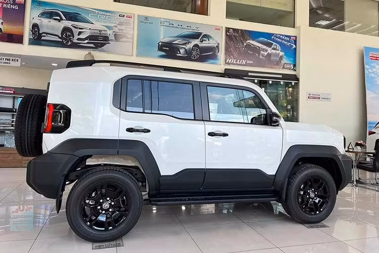 Theo thông tin từ các đại lý, lượng xe Toyota Land Cruiser FJ chính hãng phân phối rất hạn chế. Mỗi đại lý chỉ được phân bổ vài chiếc nên cung không đủ cầu. Do đó, khách hàng muốn mua mẫu xe này với đúng mức giá niêm yết sẽ phải chờ tới cuối năm 2026 hoặc hơn mới được nhận xe.