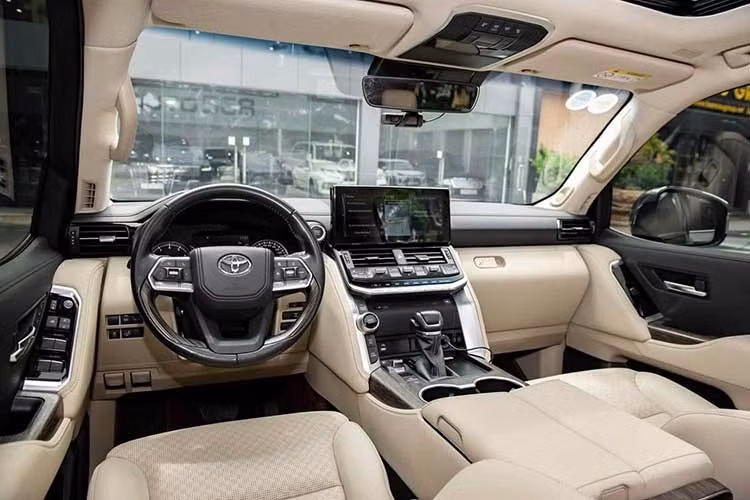 Trước đó, những mẫu xe như Toyota Land Cruiser hay Land Cruiser Prado cũng từng rơi vào tình trạng tương tự. Thậm chí, có thời điểm, khách hàng muốn nhận Toyota Land Cruiser LC300 sớm còn phải chi số tiền "lạc" lên đến hơn 1 tỷ đồng, tương đương giá của một chiếc Camry "đập hộp".
