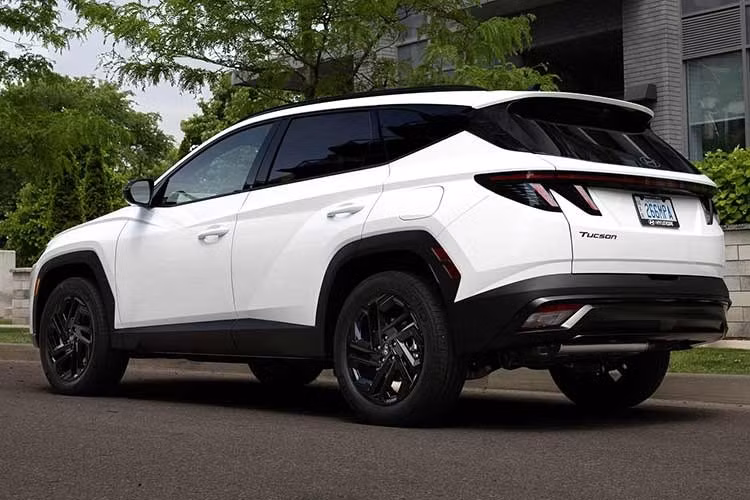 Hyundai hiện chưa công bố hình ảnh chính thức của Tucson BLK Edition. Tuy nhiên, phiên bản này được kỳ vọng áp dụng phong cách tương tự Palisade Black Ink, tập trung vào các chi tiết ngoại thất và nội thất màu đen thay vì bổ sung nhiều trang bị mới.