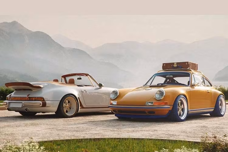 Thương hiệu thời trang Louis Vuitton và hãng phục chế xe Porsche nổi tiếng Singer Vehicle Design vừa chính thức giới thiệu dự án hợp tác đồng thương hiệu đầu tiên trong lịch sử của cả hai bên. Hai chiếc Porsche 911 đặc biệt được lấy cảm hứng từ triết lý "Nghệ thuật du hành" (Art of Travel).