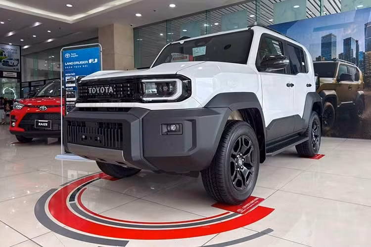 Mẫu xe SUV cỡ nhỏ Toyota Land Cruiser FJ 2026 mới ra mắt thị trường Việt Nam vào cuối tháng 7 vừa qua với giá khởi điểm 1,198 tỷ đồng. Chẳng bao lâu sau khi về đại lý, thành viên mới của dòng Toyota Land Cruiser đã rơi vào tình trạng "bán bia kèm lạc" vì khan hàng.