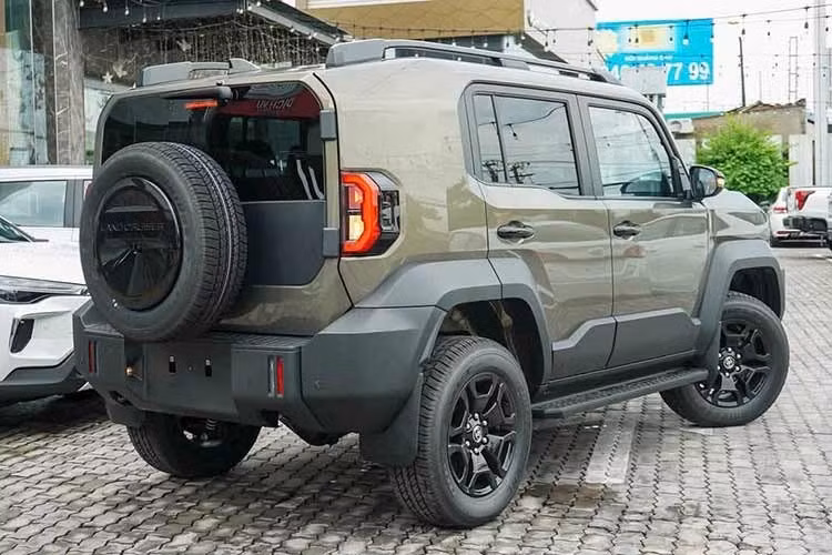 Toyota Land Cruiser FJ dùng chung động cơ với Fortuner, đó là máy xăng 4 xi-lanh, dung tích 2.7L, cho công suất tối đa 166 mã lực và mô-men xoắn cực đại 245 Nm. Động cơ kết hợp với hộp số tự động 6 cấp và hệ dẫn động bốn bánh (4WD).