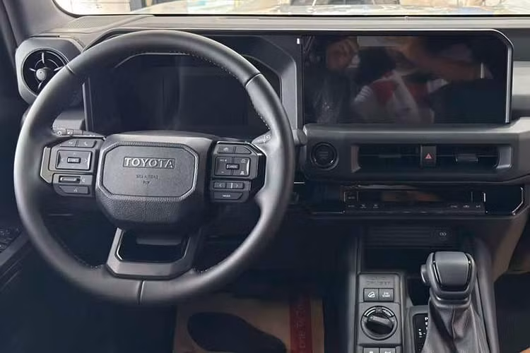 Tại Việt Nam, Toyota Land Cruiser FJ chỉ có duy nhất 1 phiên bản và giá khởi điểm cao hơn cả đàn anh Fortuner dù kích thước nhỏ hơn nhiều. Cụ thể, mẫu xe này sở hữu kích thước dài x rộng x cao lần lượt 4.575 x 1.855 x 1.960 mm và chiều dài cơ sở 2.580 mm. Bù lại, xe gây ấn tượng với thiết kế vuông vức, khỏe khoắn và thực dụng.