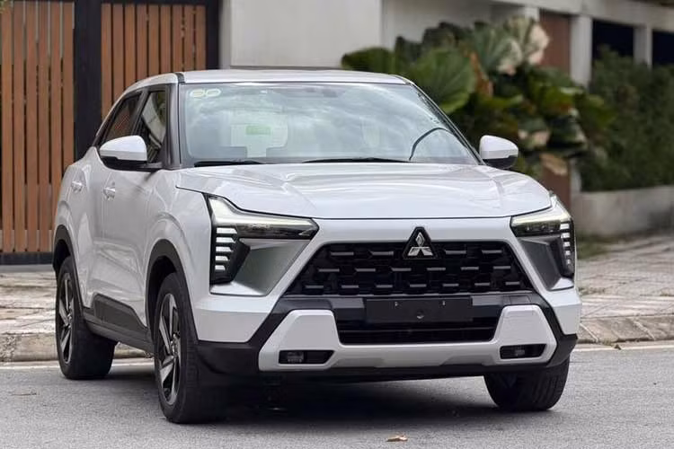 Mitsubishi Xforce: 1.170 xe ﻿Mitsubishi Xforce xếp thứ ba với 1.170 xe bán ra, tăng 75 xe so với tháng trước. Hiện xe được nhập khẩu nguyên chiếc từ Indonesia về Việt Nam với 4 phiên bản GLX, Exceed, Premium và Ultimate, đi cùng giá bán dao động từ 605 - 720 triệu đồng.