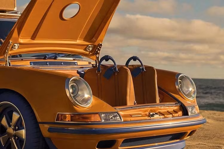 Chiếc xe đầu tiên là một chiếc Porsche 911 được Singer tái thiết kế – phiên bản cổ điển với màu nghệ tây và xanh coban, cùng giá nóc được thiết kế đặc biệt có thể chở vali, ván lướt sóng hoặc một cặp ván trượt tuyết. Màu nêu trên gắn bó mật thiết với di sản của Louis Vuitton.