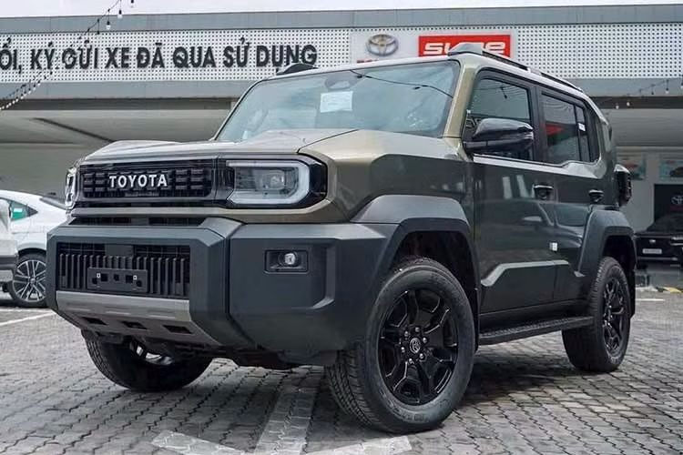 Cuối cùng là 7 túi khí cùng gói công nghệ an toàn chủ động Toyota Safety Sense, bao gồm hệ thống cảnh báo tiền va chạm kiêm hỗ trợ phanh, hệ thống kiểm soát hành trình thích ứng, cảnh báo lệch làn đường, đèn chiếu xa tự động thích ứng và hỗ trợ phanh khi đỗ xe.