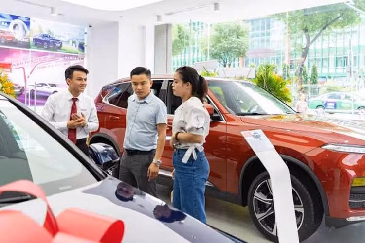Trong tháng 7/2026 vừa qua, đà phục hồi của thị trường đã góp phần cải thiện doanh số nhiều mẫu xe đang bán ra tại Việt Nam, đồng thời tạo ra sự thay đổi đáng kể về thứ hạng trong nhóm ôtô sử dụng động cơ đốt trong bán chạy nhất tháng.