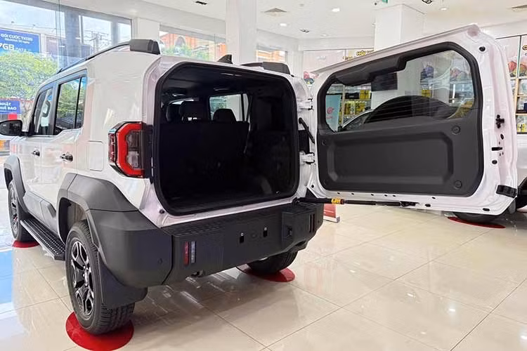 Thêm vào đó là hàng ghế thứ hai có thể trượt/gập/điều chỉnh độ ngả, giúp người dùng dễ dàng mở rộng khoang hành lý. Ngoại thất xe với cụm đèn pha LED, dòng chữ Toyota thay cho logo truyền thống, cản trước thiết kế cơ bắp, hốc bánh xe lớn, ốp nhựa bảo vệ màu đen, mâm hợp kim 18 inch và đèn hậu nằm dọc. Xe có 3 lựa chọn màu sắc ngoại thất là trắng ngọc trai, đen và nâu.
