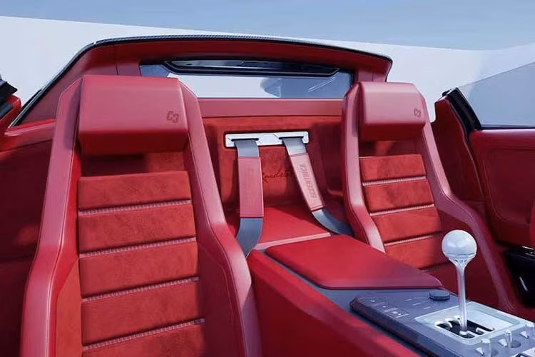 Bên trong, chất liệu da Connolly, Alcantara, vật liệu mạ anodized và sợi carbon lộ ra ngoài mang đến cho khoang cabin cảm giác hiện đại hơn mà vẫn không hoàn toàn từ bỏ nét cổ điển làm nên sự đặc biệt của chiếc xe nguyên bản.