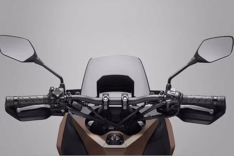 Danh sách trang bị tiêu chuẩn của mẫu xe tay ga Honda NS150XC 2026 còn có sẵn kính chắn gió điều chỉnh được (chỉnh cơ), bảo vệ tay lái lắp sẵn, khoá smartkey, hộc đồ 30 lít. Đặc biệt, mẫu xe này được trang bị đầy công nghệ độc đáo.