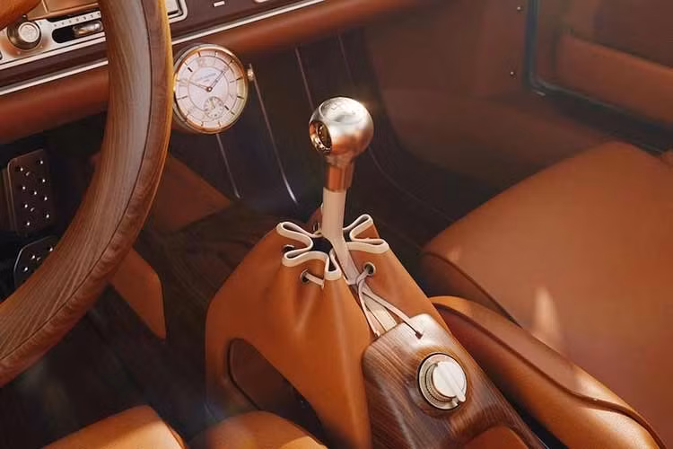 Chiếc xe thứ hai đưa sự hợp tác này theo một hướng hoàn toàn khác. Chiếc Porsche 911 Reimagined by Singer – Classic Turbo là một chiếc xe mui trần được thiết kế dưới sự chỉ đạo sáng tạo của Nicolas Ghesquière. Được hoàn thiện với màu trắng cùng những điểm nhấn màu nâu, chiếc xe kết hợp da và gỗ trong một sự diễn giải tinh tế về những chiếc thuyền máy cổ điển.