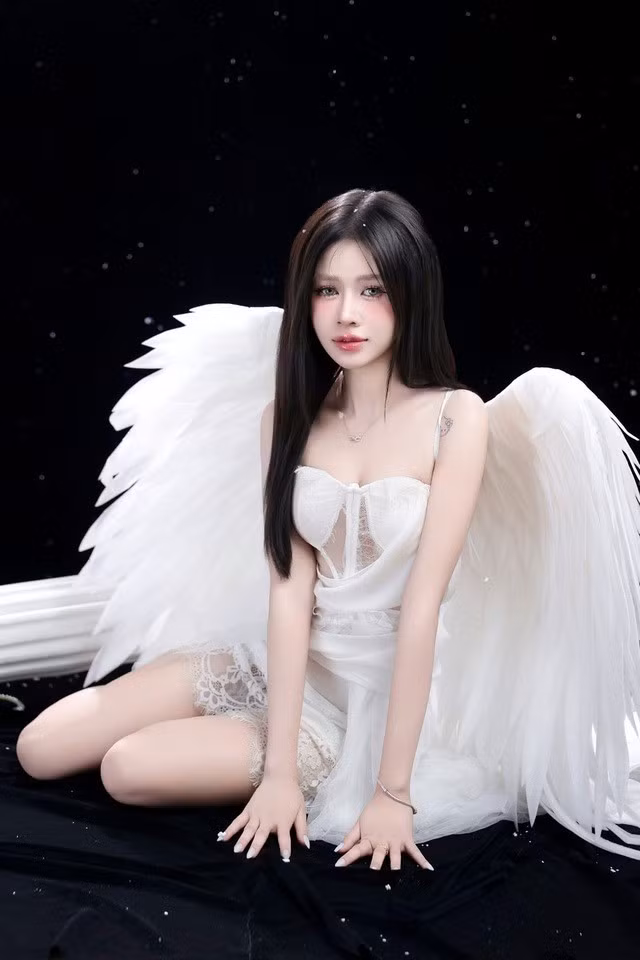 Cô nàng đã khiến người hâm mộ phải ngỡ ngàng khi công bố bộ ảnh mừng tuổi mới cùng dòng trạng thái "Chúc mừng sinh nhật em Shizuka 18+".