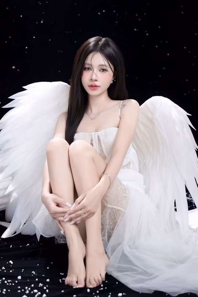 Khác xa với giao diện quen thuộc trên đấu trường, Shizuka hoàn toàn "lột xác" qua bộ ảnh sinh nhật gợi cảm này.