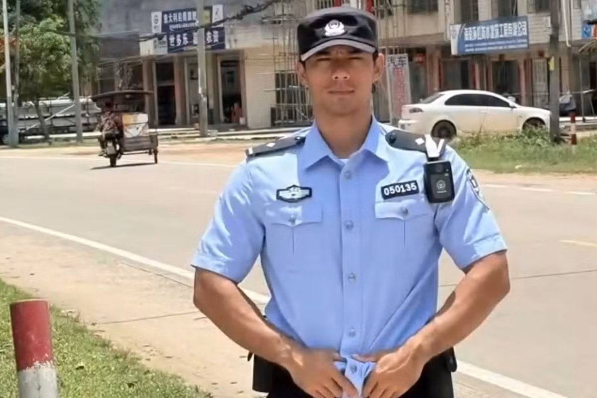 Với kỹ năng bơi lội tốt và am hiểu vùng biển địa phương, Li nhanh chóng tiếp cận Ye, lúc này đang nửa tỉnh nửa mê, giữ chặt nạn nhân từ phía sau để tránh bị chìm thêm. Li dùng một tay phối hợp với một người cứu hộ khác đưa Ye bơi về phía rạn san hô gần đó.