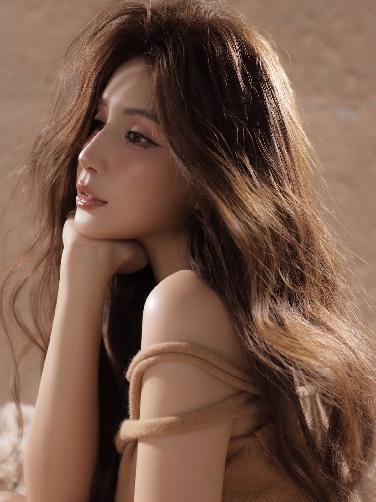 Lướt ngắm trang cá nhân của Thiên An, dễ dàng bắt gặp những khung hình gợi càm. Đây là sự chuyển biến hợp lý, cần thiết để cô có thể theo đuổi nhiều hình tượng diễn xuất hơn tránh bị đóng khung bản thân.