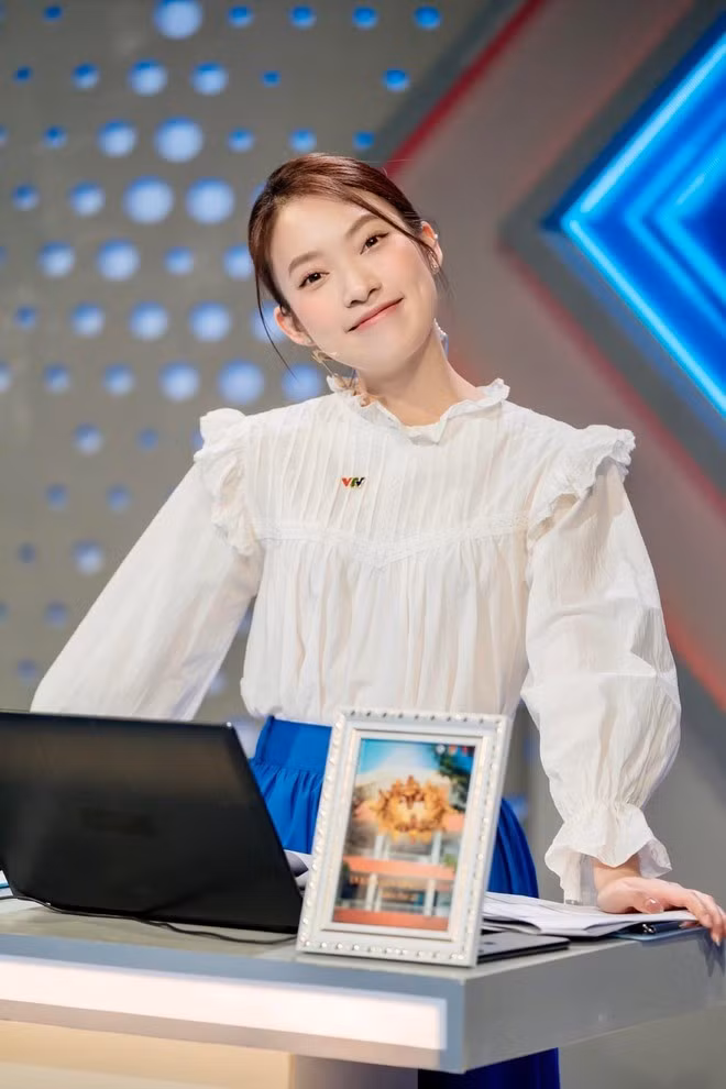 Thực tế, khi soi lại những hình ảnh trong quá khứ, Khánh Vy vốn đã có má lúm đồng tiền ở góc mặt bên trái, rõ nhất khi cười rạng rỡ. Do đó, má lúm của nữ MC hoàn toàn là tự nhiên nhưng vì không quá sâu nên đôi lúc "thoắt ẩn thoắt hiện".