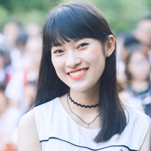 Từ đây, dân mạng đặt nghi vấn cô nàng mới tiêm filler làm đầy rãnh cười nên khuôn mặt và biểu cảm mới trở nên như vậy.