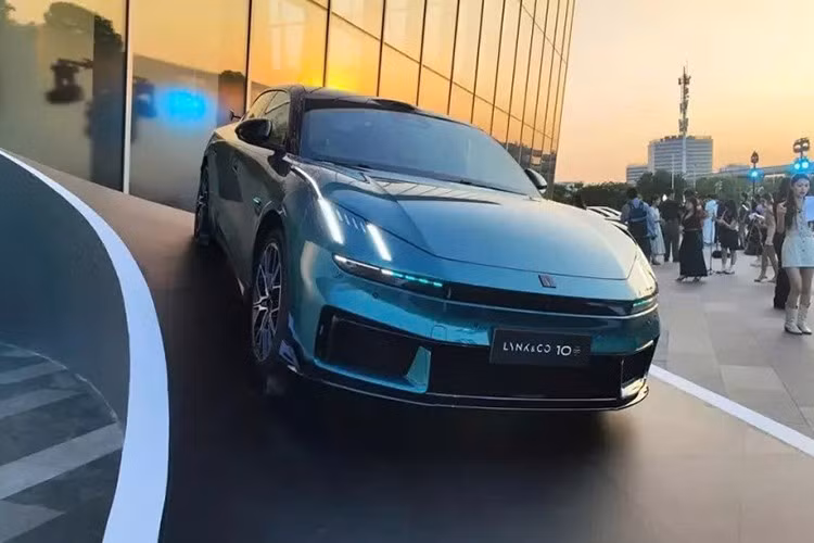 Xe có phạm vi hoạt động 536 km theo tiêu chuẩn CLTC, khả năng tăng tốc từ 0-100 km/h trong 3,2 giây, sử dụng kiến trúc 800 V và hỗ trợ sạc từ 10%-80% pin trong 10,5 phút. Toàn bộ dòng xe này đều được trang bị hệ thống treo độc lập tay đòn kép phía trước và đa liên kết phía sau, kết hợp hệ thống giảm chấn điều khiển điện tử CCD với khả năng thay đổi độ cứng liên tục.