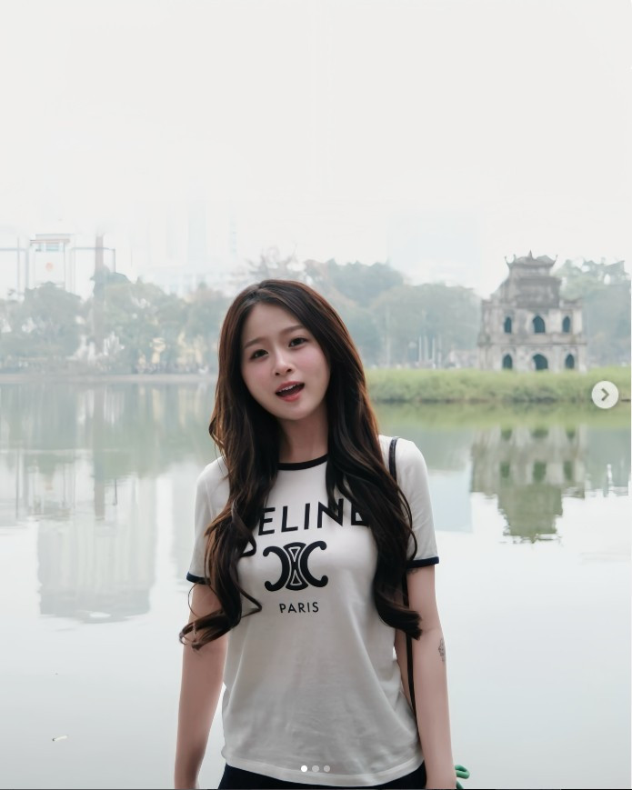 Khi sang Mỹ du học chuyên ngành Integrated Design Media tại Đại học New York, Chao vẫn tiếp tục làm nội dung. Cuối năm 2024, Chao thông báo tốt nghiệp sớm một năm.