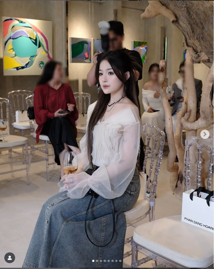 Chao được biết đến là rich kid ở Hà Nội, nổi lên với loạt vlog chia sẻ về cuộc sống con nhà giàu với phong cách dễ thương. Ngoại hình xinh xắn, giọng nói ngọt ngào giúp cô chiếm được cảm tình của số đông.