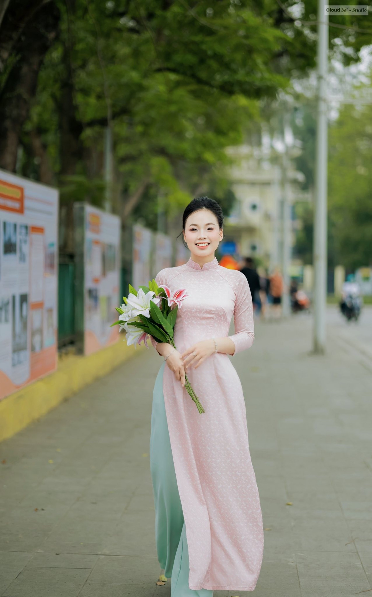 Quảng trường Ba Đình là địa điểm lý tưởng để lưu giữ những bức ảnh đầu xuân mang tinh thần trang nhã, nhẹ nhàng.