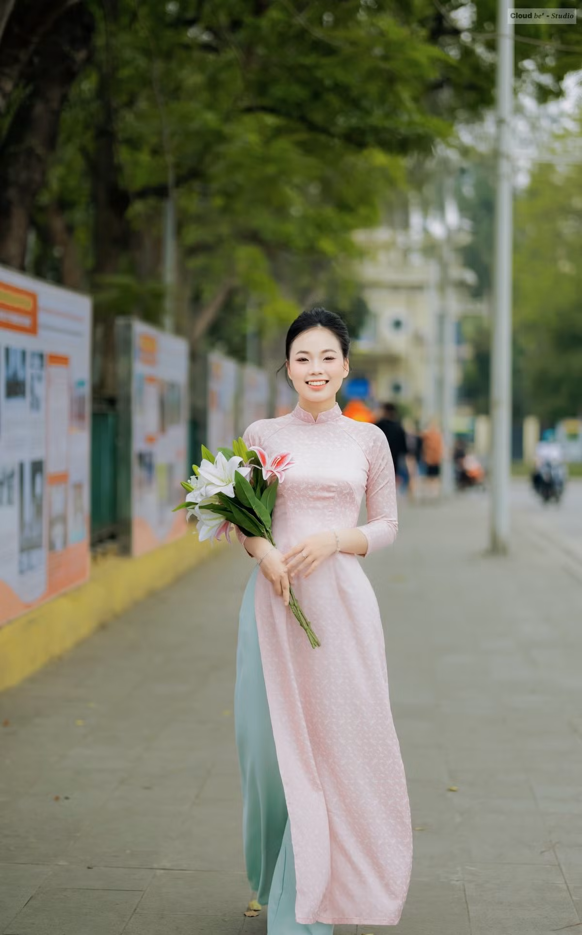 Quảng trường Ba Đình là địa điểm lý tưởng để lưu giữ những bức ảnh đầu xuân mang tinh thần trang nhã, nhẹ nhàng.