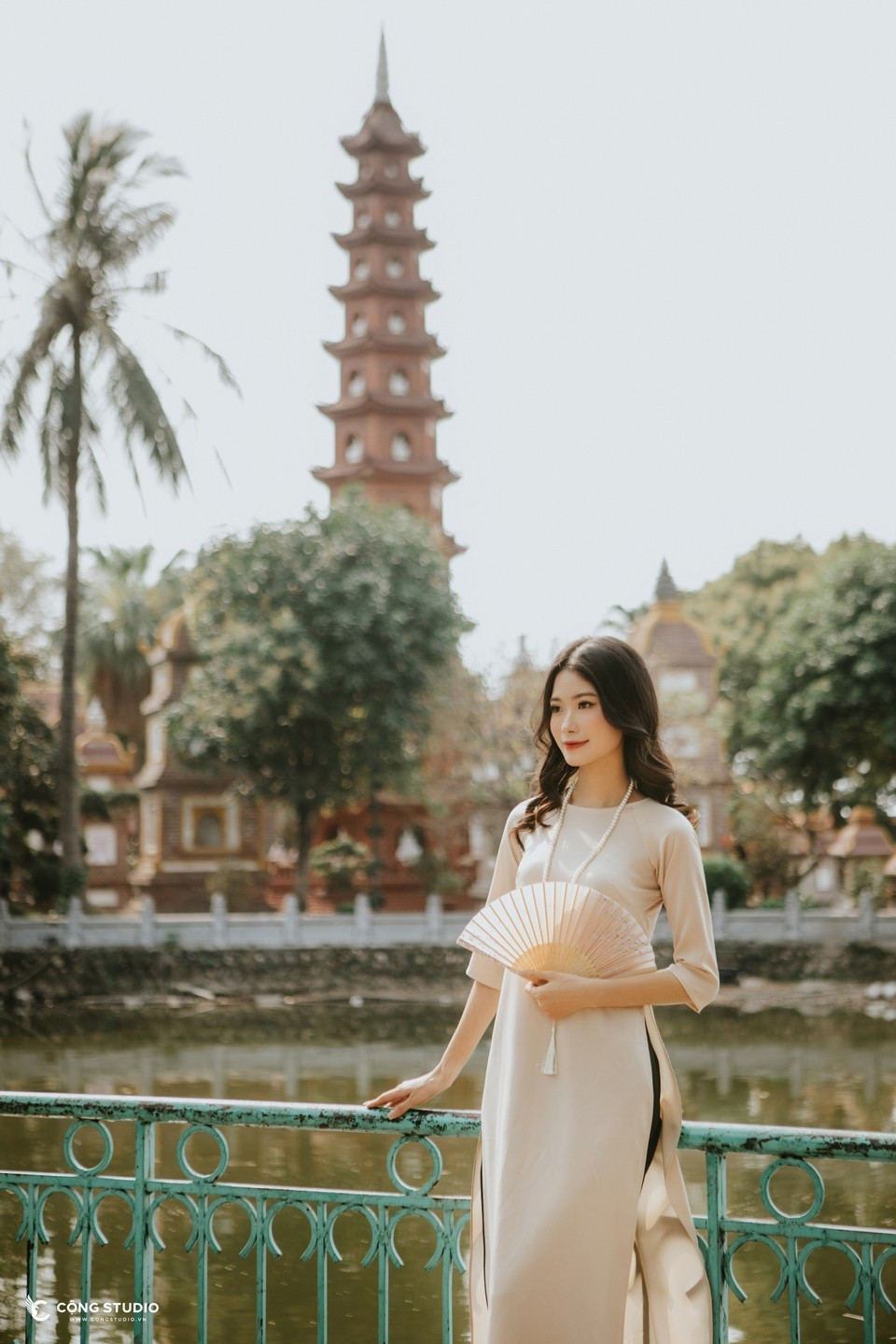 Chùa Trấn Quốc là địa điểm phù hợp với những "nàng thơ" yêu sự tĩnh lặng, muốn ghi lại khoảnh khắc đầu năm theo phong cách chậm rãi, sâu lắng.