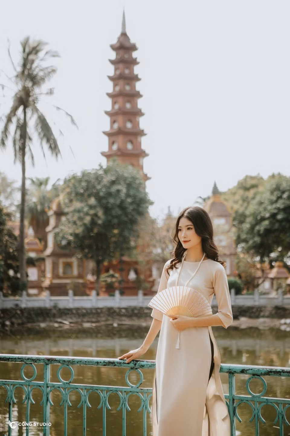 Chùa Trấn Quốc là địa điểm phù hợp với những "nàng thơ" yêu sự tĩnh lặng, muốn ghi lại khoảnh khắc đầu năm theo phong cách chậm rãi, sâu lắng.