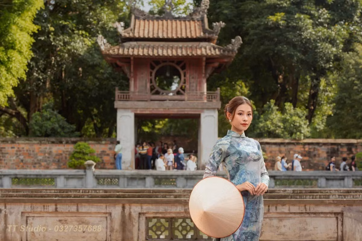 Áo dài truyền thống, gam màu trầm hoặc pastel nhẹ khi kết hợp với khung cảnh nơi đây dễ mang lại những bức ảnh mang hơi thở xưa cũ tại Văn Miếu.