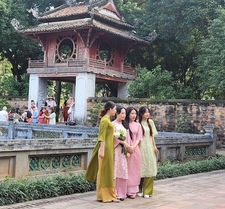 Văn Miếu từ lâu đã gắn liền với hình ảnh áo dài mỗi dịp Tết. Không gian cổ kính, yên tĩnh cùng những mái ngói, hàng cây lâu năm tạo nên cảm giác hoài niệm rất riêng.