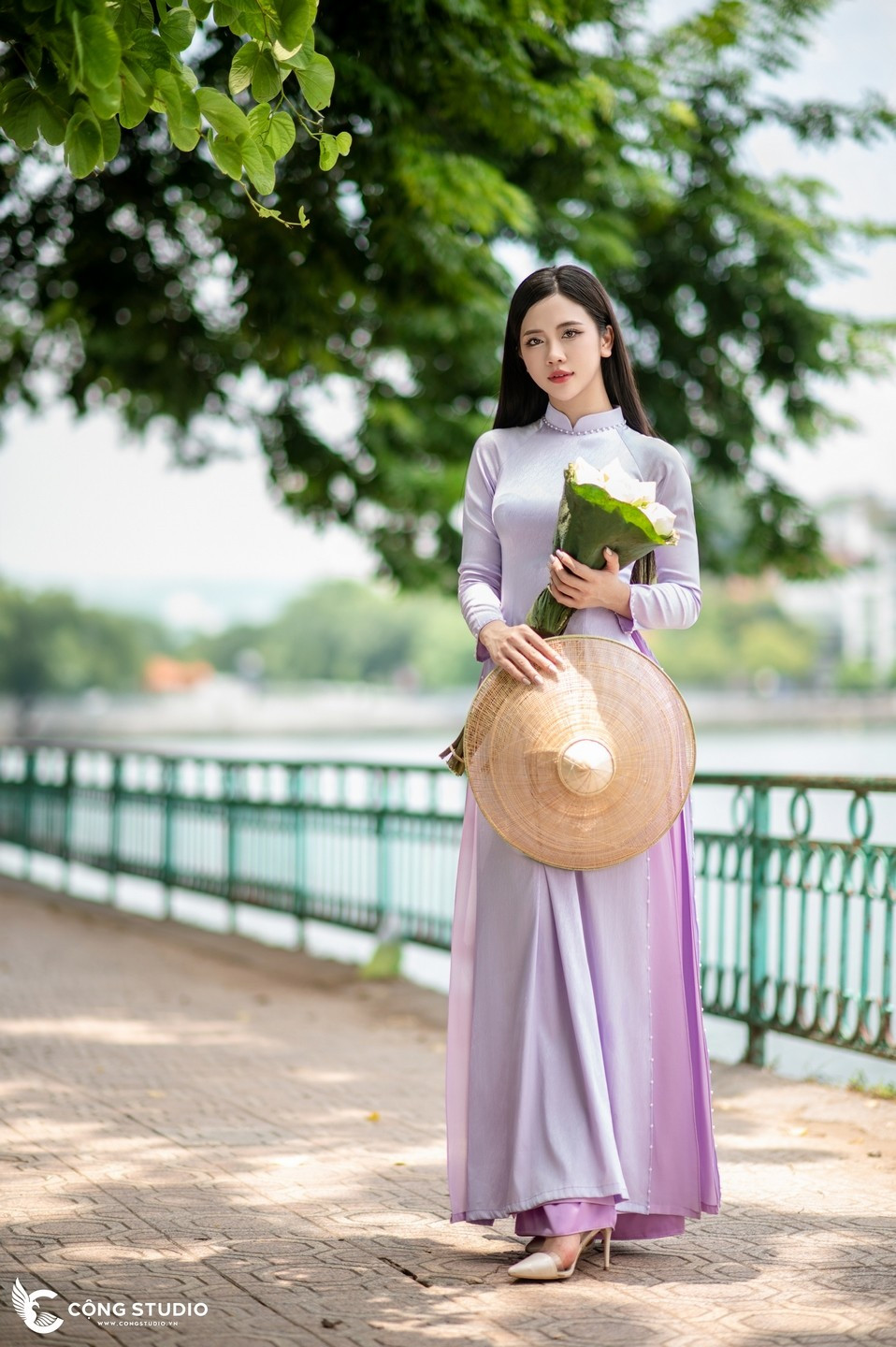 Nằm bên Hồ Tây, chùa Trấn Quốc mang vẻ đẹp yên bình, nhẹ nhàng. Khi chụp áo dài tại đây, khung hình sẽ có được sự cân bằng giữa kiến trúc chùa cổ, mặt nước và không gian thoáng đãng xung quanh.