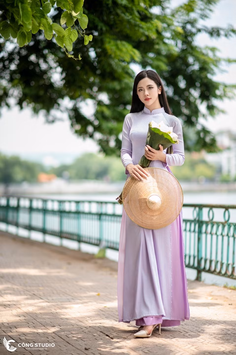 Nằm bên Hồ Tây, chùa Trấn Quốc mang vẻ đẹp yên bình, nhẹ nhàng. Khi chụp áo dài tại đây, khung hình sẽ có được sự cân bằng giữa kiến trúc chùa cổ, mặt nước và không gian thoáng đãng xung quanh.