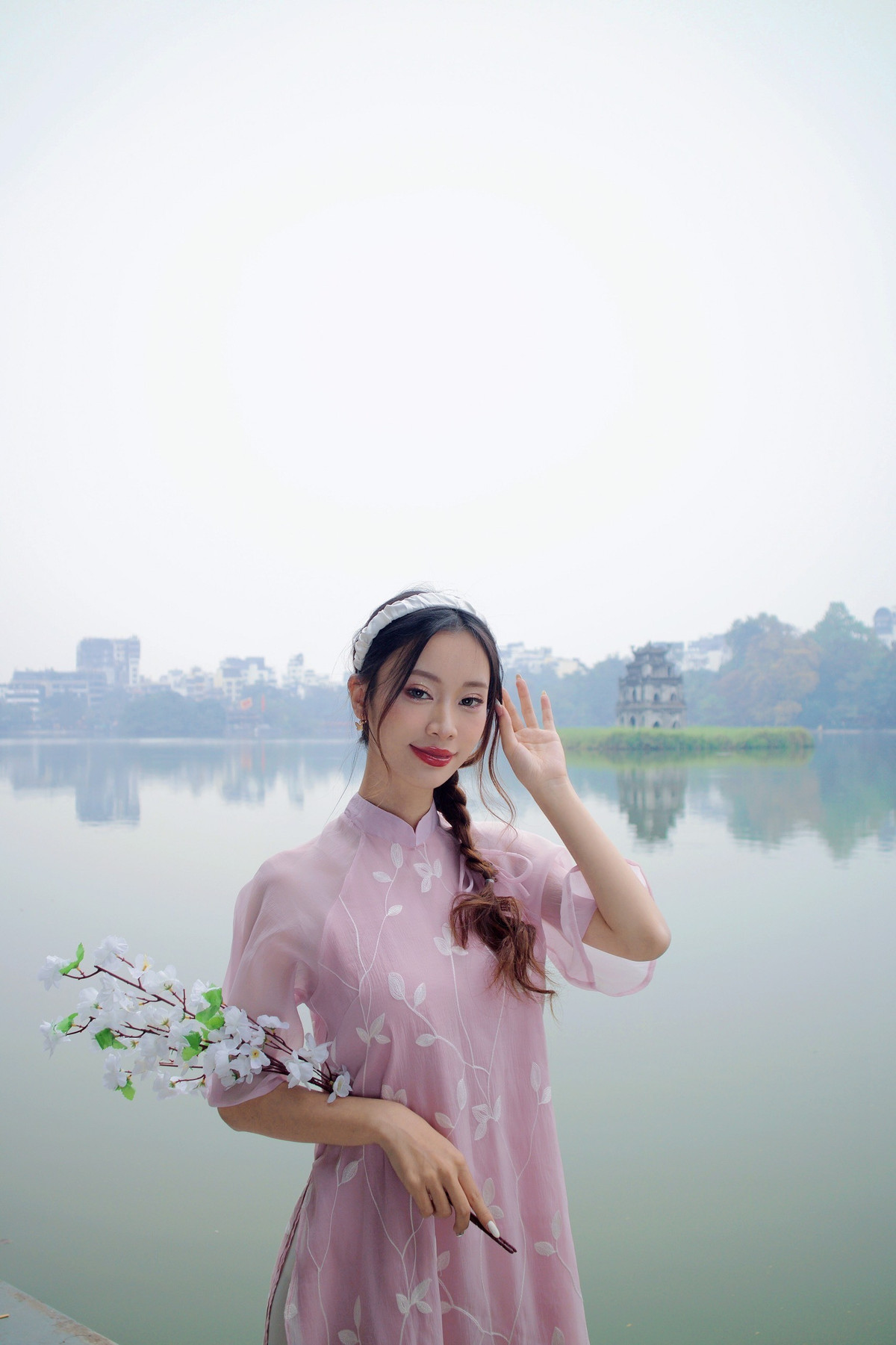 Hồ Gươm luôn là lựa chọn quen thuộc mỗi dịp Tết bởi vẻ đẹp gần gũi, nhẹ nhàng. Khi diện áo dài dạo quanh hồ vào sáng sớm, mọi người dễ dàng bắt trọn khoảnh khắc Hà Nội yên bình với mặt nước tĩnh lặng, hàng cây xanh và những công trình biểu tượng như Tháp Rùa, cầu Thê Húc.