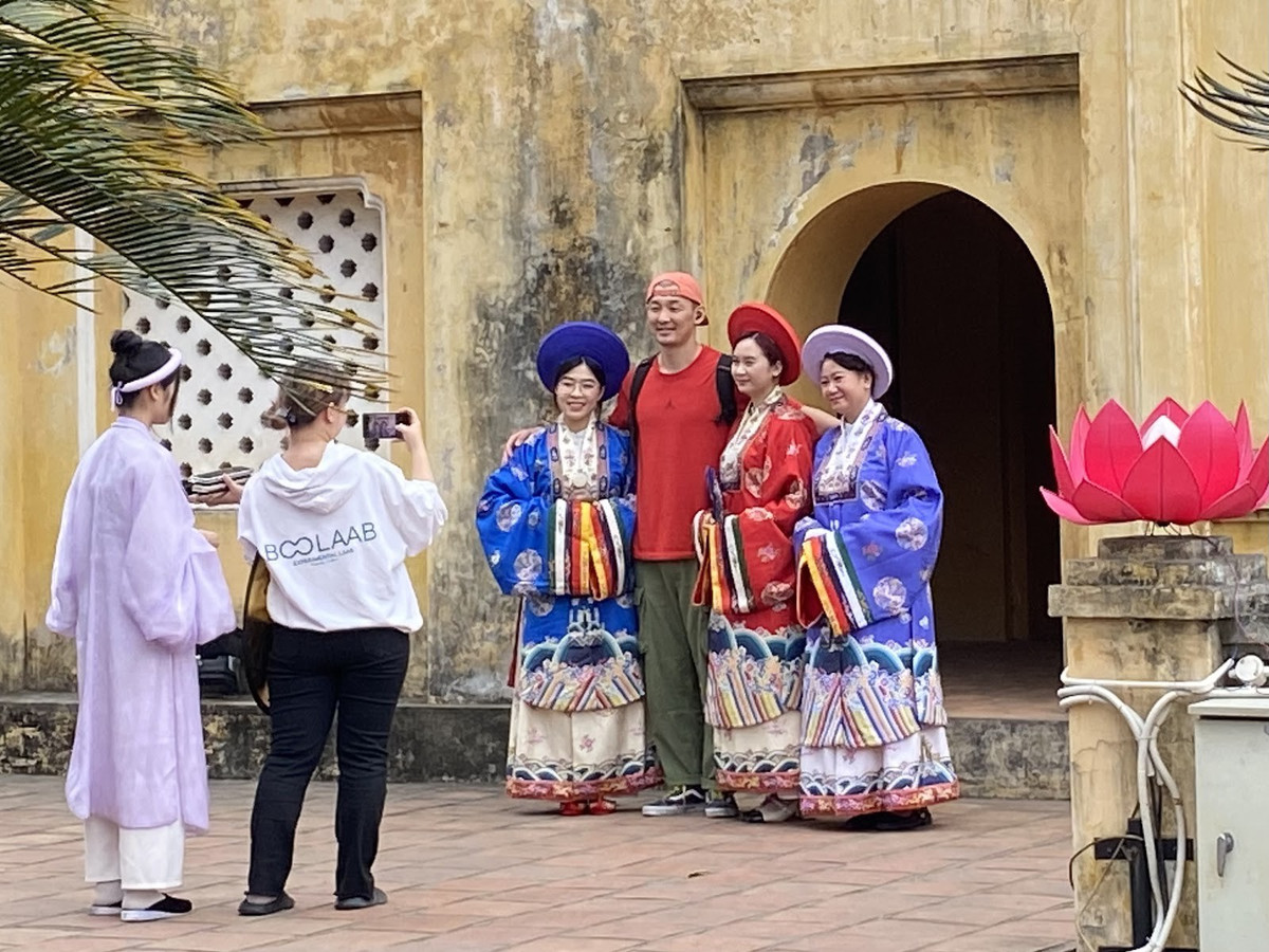 Nếu yêu thích phong cách cổ điển, Hoàng thành Thăng Long là điểm chụp không thể bỏ qua. Những bức tường gạch rêu phong, cổng thành uy nghi tạo nên phông nền đậm chất lịch sử.