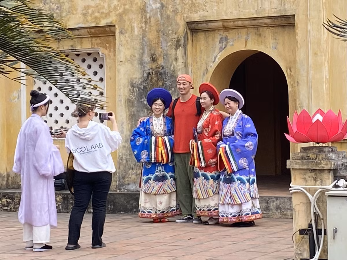 Nếu yêu thích phong cách cổ điển, Hoàng thành Thăng Long là điểm chụp không thể bỏ qua. Những bức tường gạch rêu phong, cổng thành uy nghi tạo nên phông nền đậm chất lịch sử.