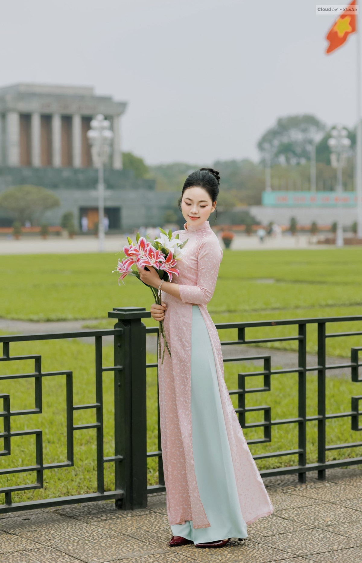 Không gian Quảng trường Ba Đình mang đến cảm giác rộng rãi, trang nghiêm và thoáng đãng. Khi chụp hình tại đây, áo dài nổi bật trên nền trời cao, thảm cỏ xanh tạo cảm giác sáng sủa, gọn gàng.