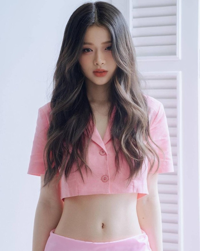 Tuy nhiên, thay vì né tránh hay chọn cách rời xa ánh đèn sân khấu, Linh Ka đã âm thầm thay đổi. Những năm gần đây, cô nàng gần như “lột xác” cả về hình ảnh lẫn tư duy làm nghề.