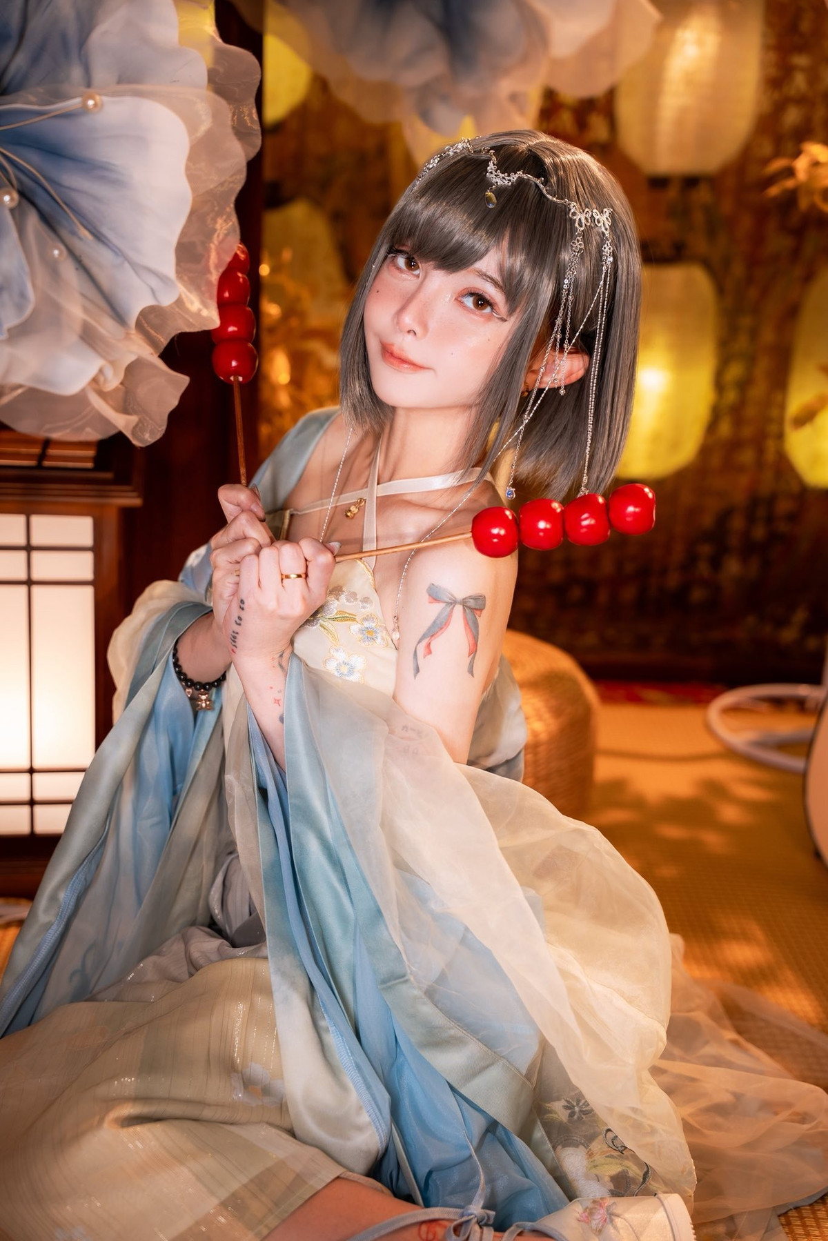 Trên Twitch và YouTube, Josette thường livestream các buổi chơi game, giao lưu cùng fan và chia sẻ hậu trường các buổi cosplay. Cách nói chuyện tự nhiên, vui vẻ cùng khả năng tương tác thông minh giúp cô tạo dựng hình ảnh gần gũi, dễ mến.