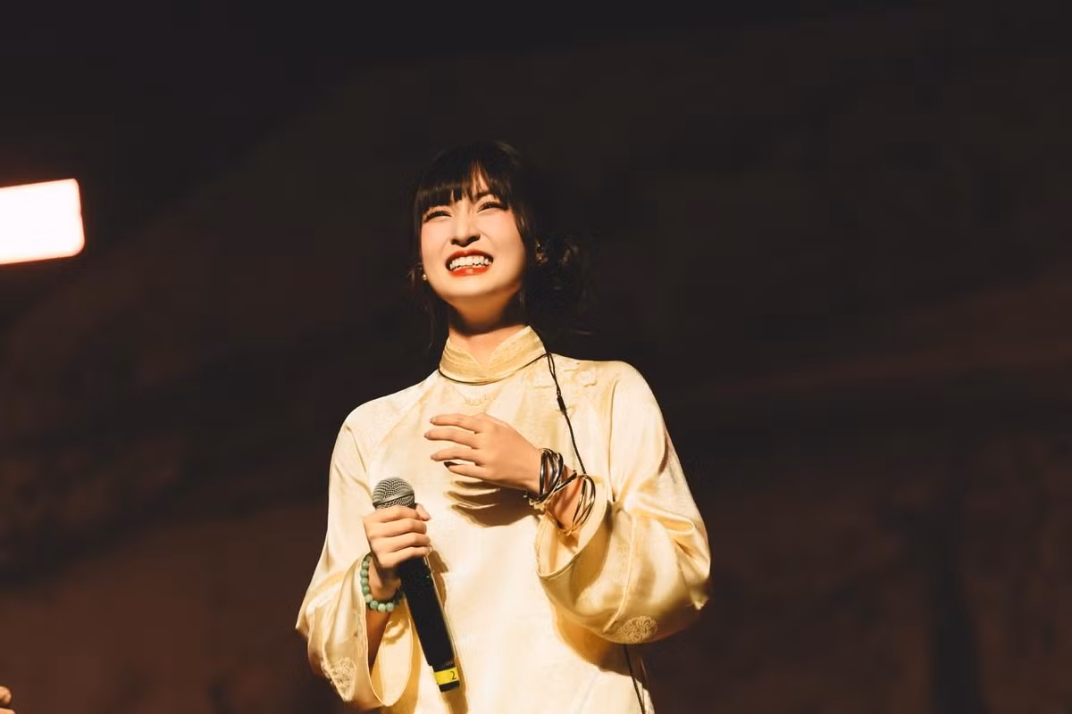 Nhiều khán giả nhận xét rằng đây là một trong những lần hiếm hoi Thảo Tâm thử sức với phong cách cổ phục nhưng lại “hợp đến lạ”.