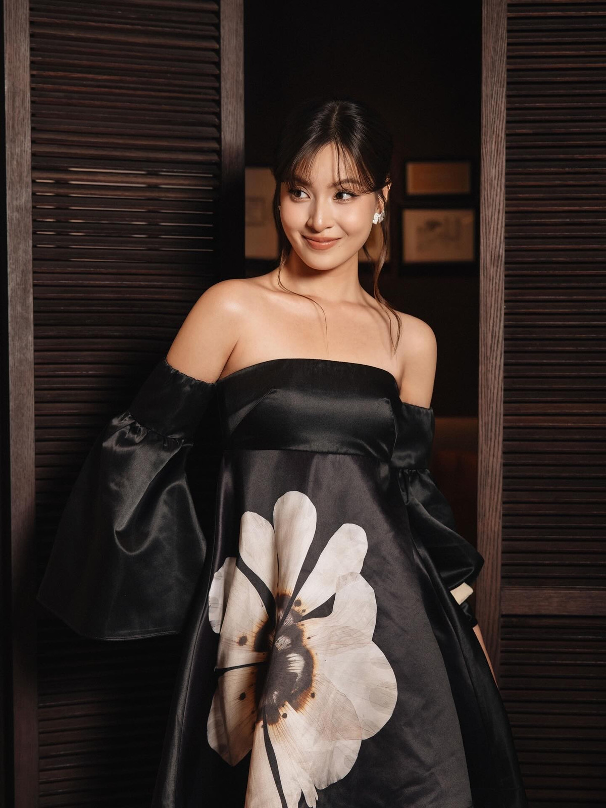 Không cần bối cảnh quá cầu kỳ, chỉ với trang phục đúng tinh thần và thần thái phù hợp, Nguyễn Lâm Thảo Tâm đã chứng minh rằng cổ phục Việt không hề “khó mặc” như nhiều người nghĩ. Ngược lại, khi được thể hiện đúng cách, những bộ trang phục xưa hoàn toàn có thể tỏa sáng giữa đời sống hiện đại – vừa gìn giữ bản sắc văn hóa, vừa tạo nên những hình ảnh thẩm mỹ đầy cuốn hút.