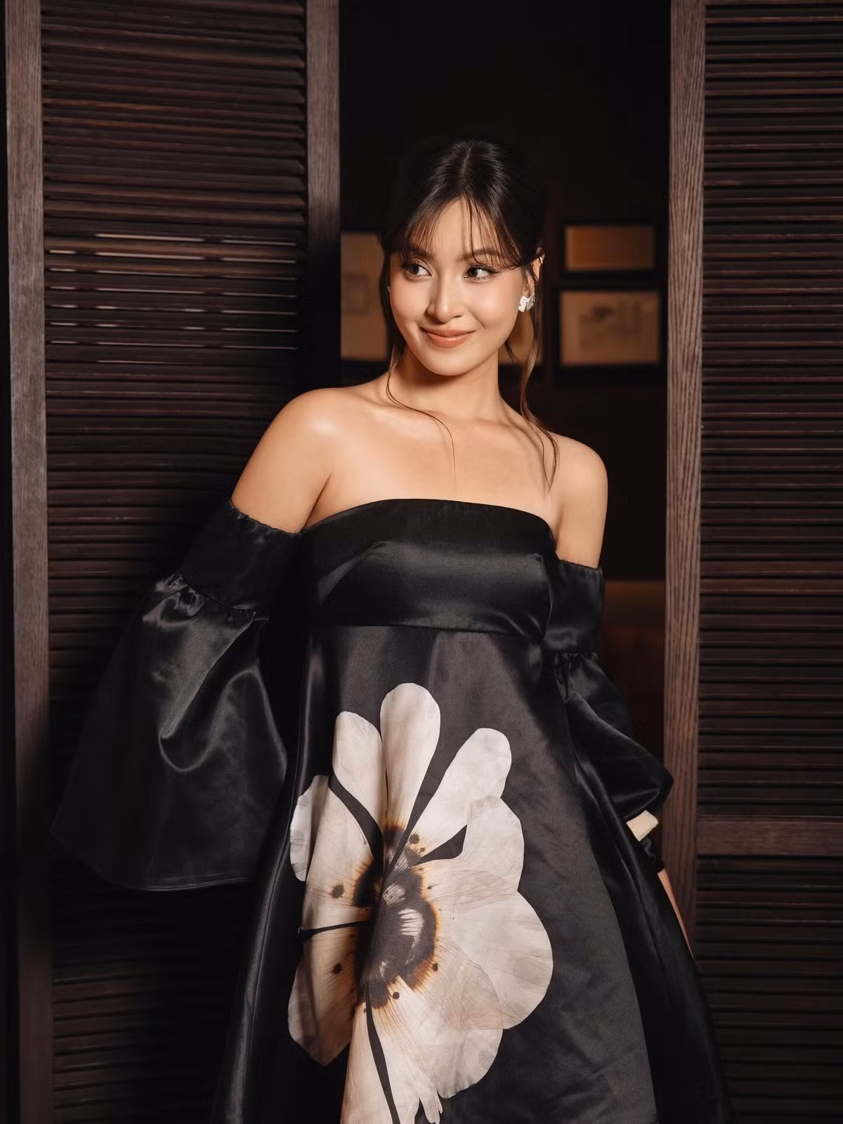 Không cần bối cảnh quá cầu kỳ, chỉ với trang phục đúng tinh thần và thần thái phù hợp, Nguyễn Lâm Thảo Tâm đã chứng minh rằng cổ phục Việt không hề “khó mặc” như nhiều người nghĩ. Ngược lại, khi được thể hiện đúng cách, những bộ trang phục xưa hoàn toàn có thể tỏa sáng giữa đời sống hiện đại – vừa gìn giữ bản sắc văn hóa, vừa tạo nên những hình ảnh thẩm mỹ đầy cuốn hút.